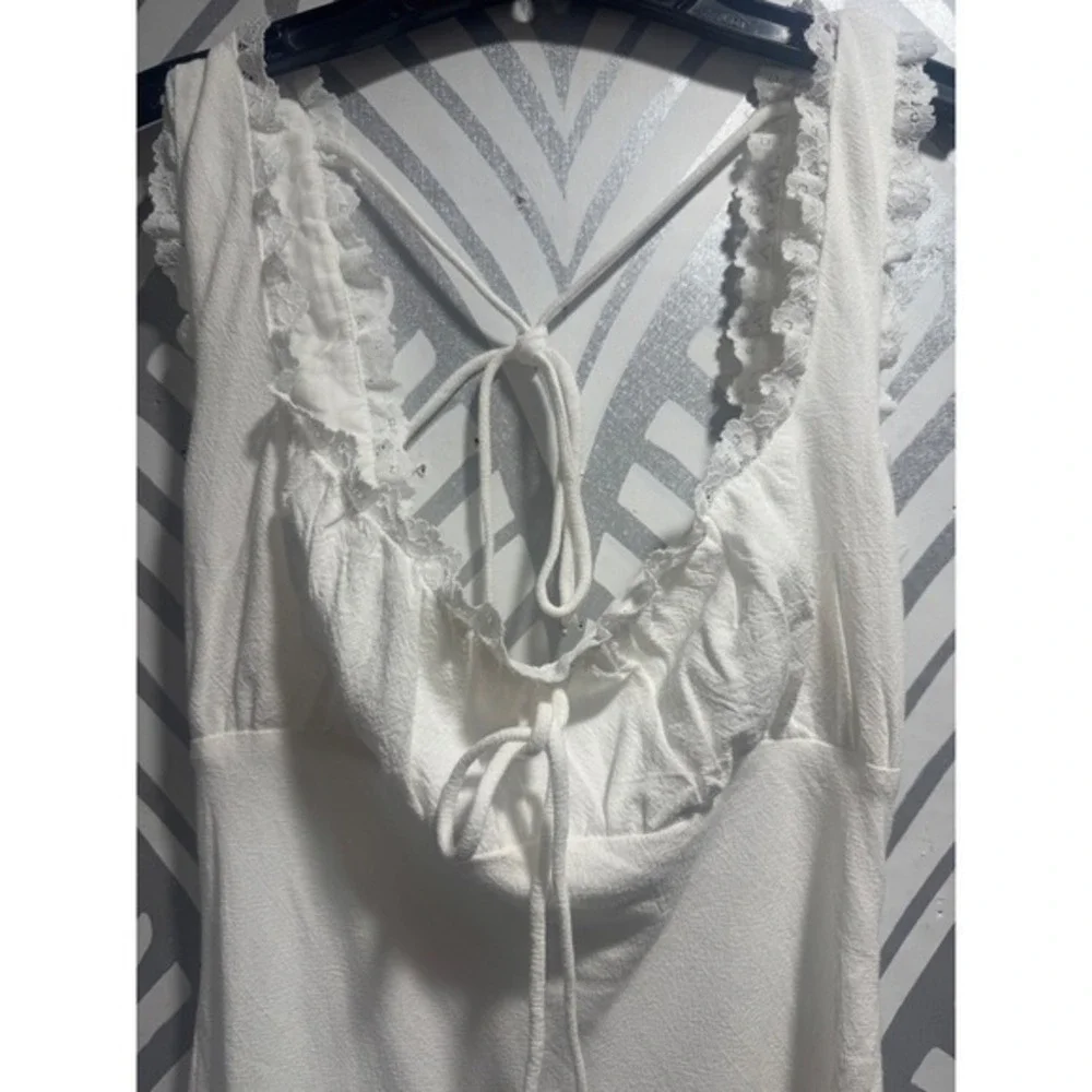 Princess Polly Lillette White Linen Maxi Dress Lace Trim Square Neck Back Tie
4 - Picture 4 of 10